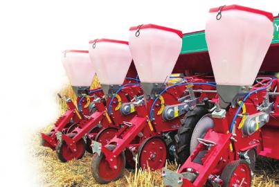 新型农机上阵 收播同步 省时又增产